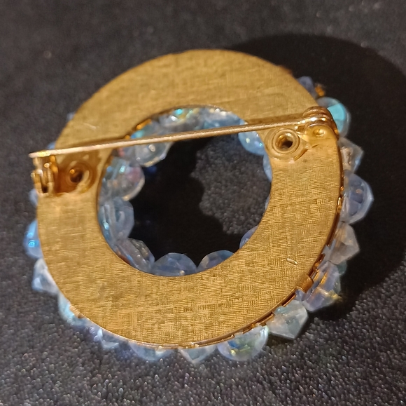 Beautiful vintage Aurora Borealis baby blue crystal wreath brooch - Picture 5 of 8
